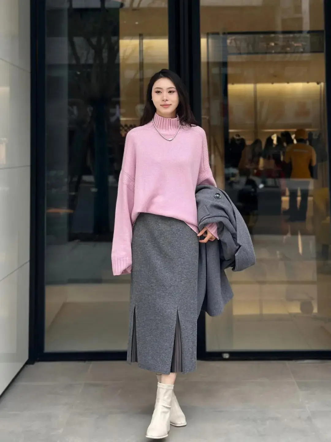 Phụ nữ U40 đừng chỉ diện màu trung tính: 6 combo màu nổi giúp trẻ như đôi mươi mà không hề amp;#34;cưa sừng làm nghéamp;#34; - 2