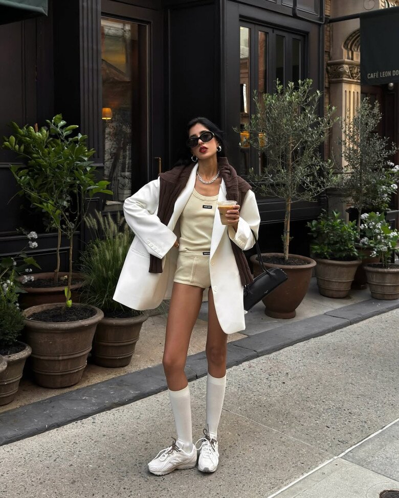 Tất cao đầu gối kết hợp gi&agrave;y thể thao trắng