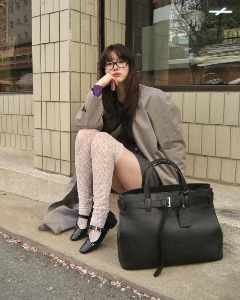 Gi&agrave;y Mary Jane v&agrave; tất ren cho phong c&aacute;ch nữ t&iacute;nh m&ugrave;a thu