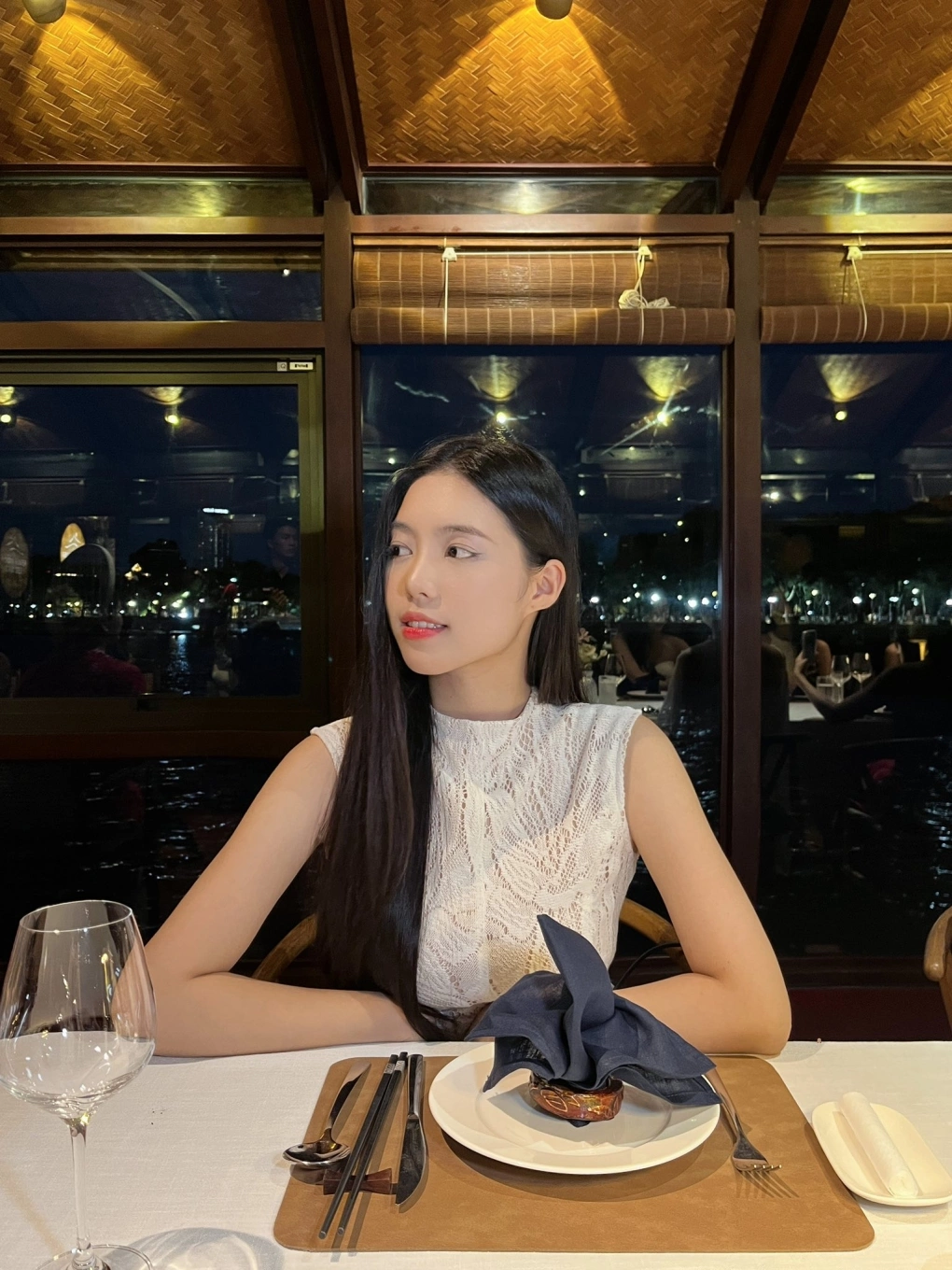 Nhan sắc xinh đẹp amp;#34;chấpamp;#34; cả cam thường của Á hậu cao 1m70 lọt top tìm kiếm với Đình Bắc - 9