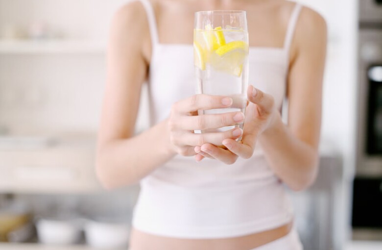 Có thể uống nước khi đói để tránh ăn quá nhiều.