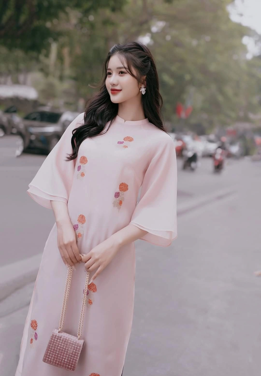 Chị em chưa kịp nhuộm tóc trước Tết, đây là 4 kiểu tóc đen đẹp nhất, hợp mặc cả áo dài lẫn váy đầm - 7