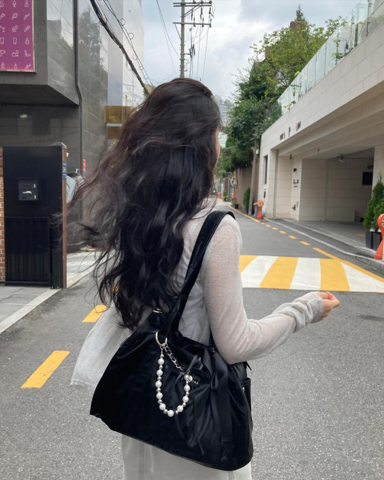 Chị em chưa kịp nhuộm tóc trước Tết, đây là 4 kiểu tóc đen đẹp nhất, hợp mặc cả áo dài lẫn váy đầm - 6