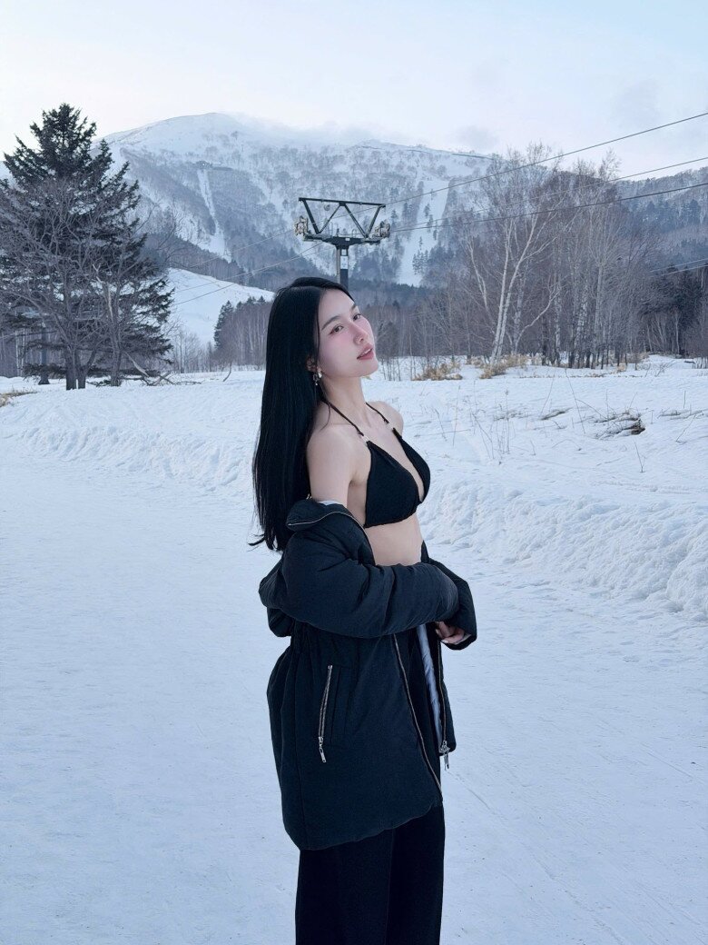 Làn da trắng mịn, bờ vai thanh mảnh của nàng hậu nổi bật giữa nền tuyết trắng.