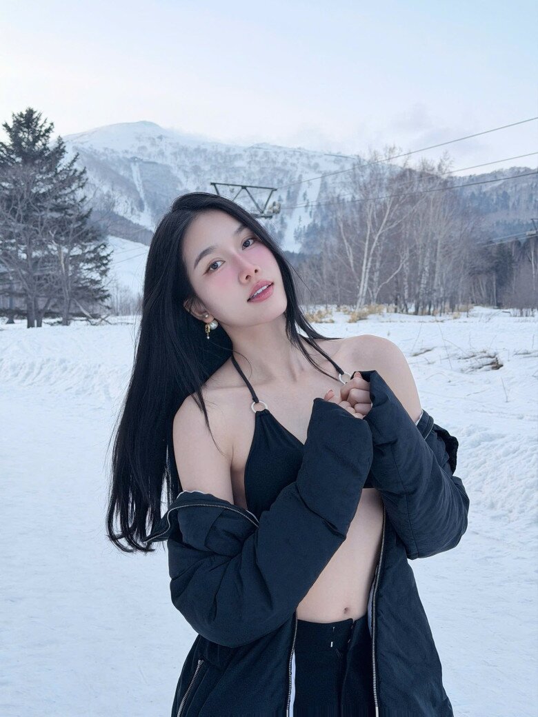 Nhiều người bày tỏ sự bất ngờ vì rất lâu mới thấy Phương Anh khoe body nuột nà trong bộ bikini như vậy.