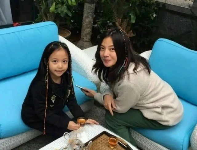 Dù vắng bóng làng giải trí đã lâu, những thông tin xoay quanh Triệu Vy như con gái cô vẫn được cư dân mạng chú ý.