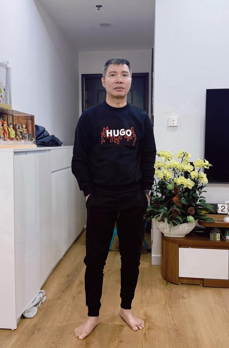 Nghệ sĩ Công Lý trông trẻ hơn hẳn khi diện bộ đồ do vợ chọn.