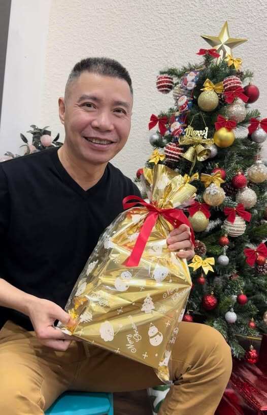 Nam nghệ sĩ ăn mặc trẻ trung, không ngại diện đồ sáng màu.