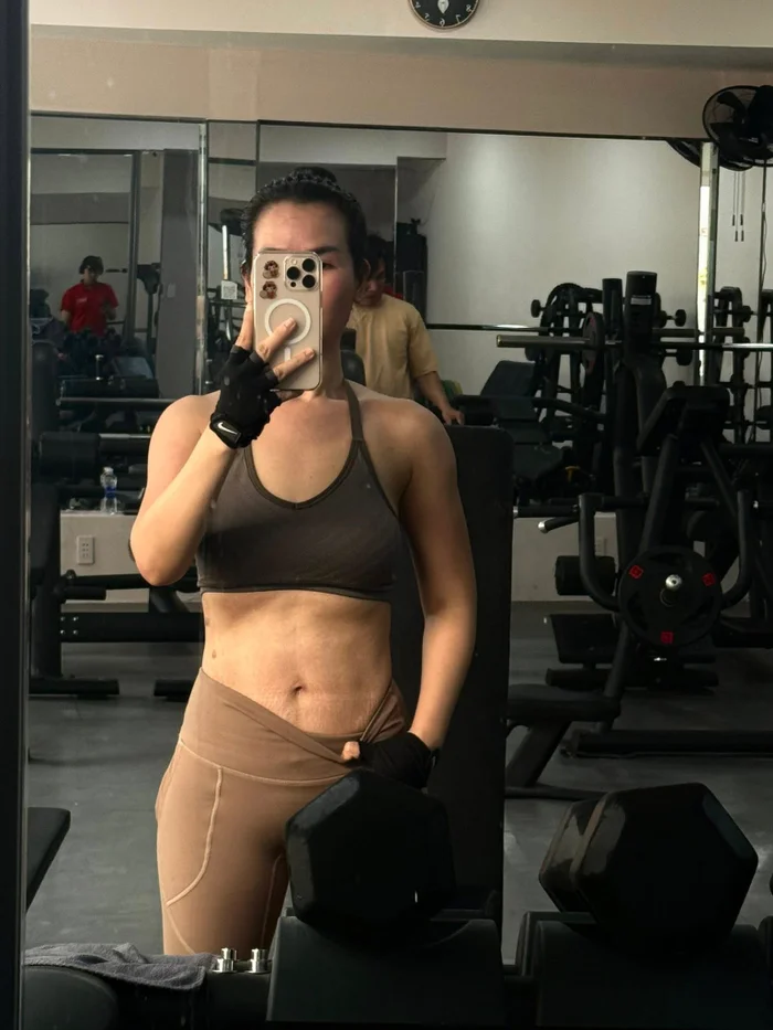 Cô tích cực tập luyện và duy trì chế độ ăn hợp lý giúp giảm mỡ mà vẫn đảm bảo đủ chất.