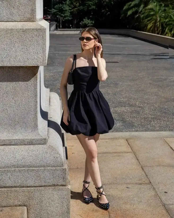 Váy bong bóng ghi điểm với phom dáng bồng nhẹ như đóa hoa hé nở, mang đến vẻ ngoài nữ tính, mềm mại nhưng vẫn đầy cuốn hút.