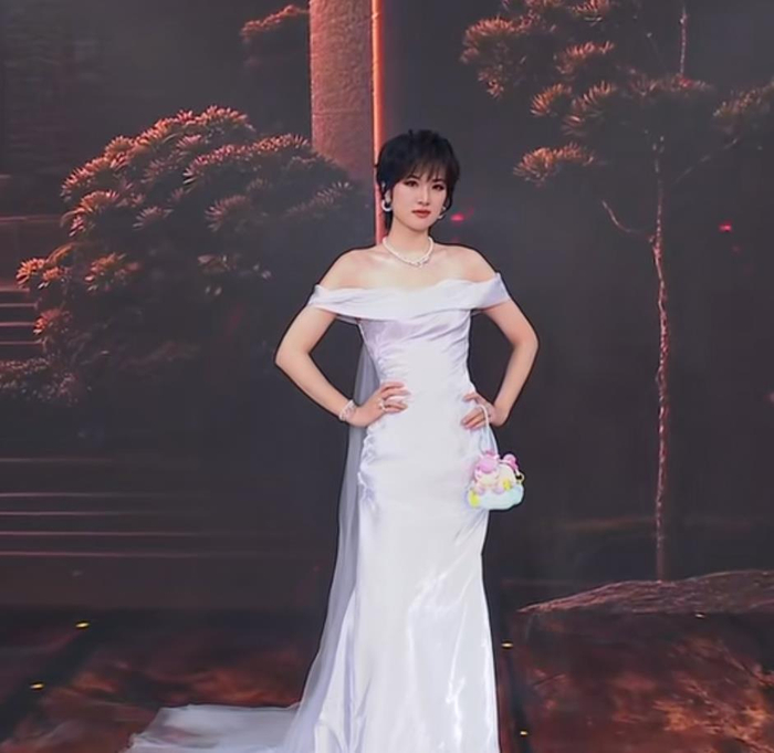 Tiểu thư giàu amp;#34;nứt váchamp;#34; không ai dám coi thường: amp;#34;Lột xácamp;#34; ngoạn mục sau khi vào showbiz, mặc bảo vật tiến vua lên thảm đỏ - 22