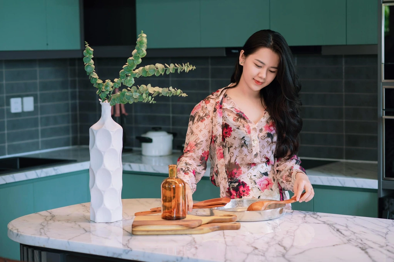 Cô cũng là người vợ, người mẹ đảm đang, tháo vát.