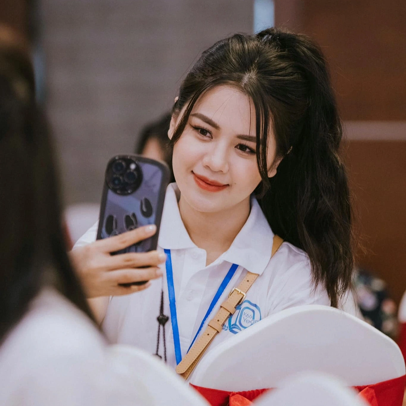 Xuất hiện tại buổi hội khóa trường cấp 3, Thùy Phương nhanh chóng trở thành tâm điểm nhờ nhan sắc rạng rỡ và thần thái nổi bật. Vẻ đẹp trẻ trung, tươi tắn của nàng hoa khôi khiến cộng đồng mạng không tiếc lời khen ngợi.