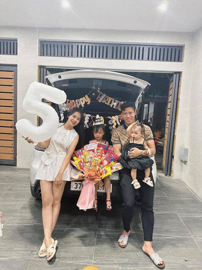 Tổ ấm hạnh phúc của cặp đôi trai tài, gái sắc.