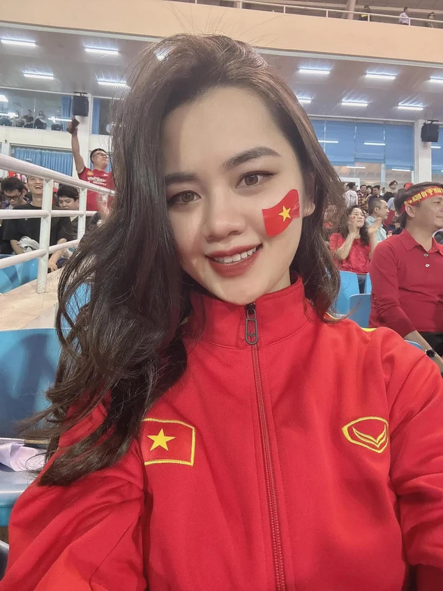 Không cần trang điểm đậm, nàng WAG vẫn tỏa sáng.