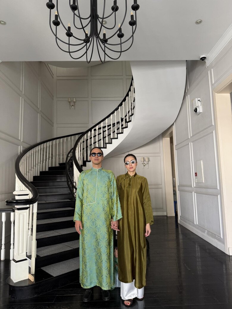 Không đi theo lối mòn, Tăng Thanh Hà gây ấn tượng với áo dài xanh rêu, phối cùng kính râm hiện đại. Phom áo rộng rãi, chất liệu gấm cao cấp tạo độ rủ sang trọng, kết hợp quần trắng tối giản mang đến tinh thần giao thoa giữa truyền thống và đương đại.