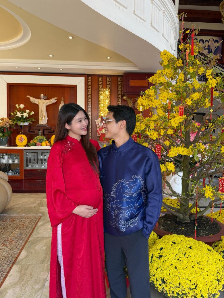 Á hậu Chế Nguyễn Quỳnh Châu dù bầu bí vẫn diện áo dài phom rộng với sắc đỏ thắm – gam màu biểu tượng của may mắn đầu năm. Sắc đỏ càng tôn lên làn da hồng hào, làm nổi bật nét đẹp đằm thắm, phúc hậu.