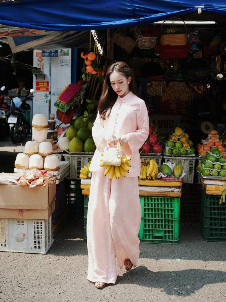 amp;#34;Đối thủamp;#34; của Chi Pu dịp Tết qua: Mỗi ngày một bộ áo dài, bà ba không trùng lặp, phối với túi trăm triệu đi chợ - 15