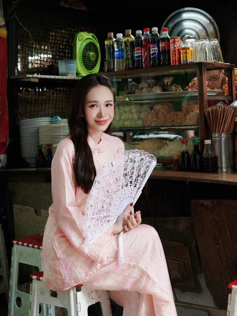 amp;#34;Đối thủamp;#34; của Chi Pu dịp Tết qua: Mỗi ngày một bộ áo dài, bà ba không trùng lặp, phối với túi trăm triệu đi chợ - 16