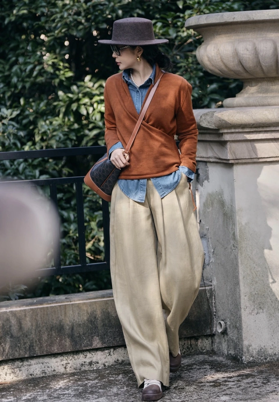 Đừng cố amp;#34;cưa sừng làm nghéamp;#34;, phụ nữ 30+ chỉ cần 3 món đồ này vừa trẻ vừa toát khí chất thanh lịch trong mùa Xuân - 3