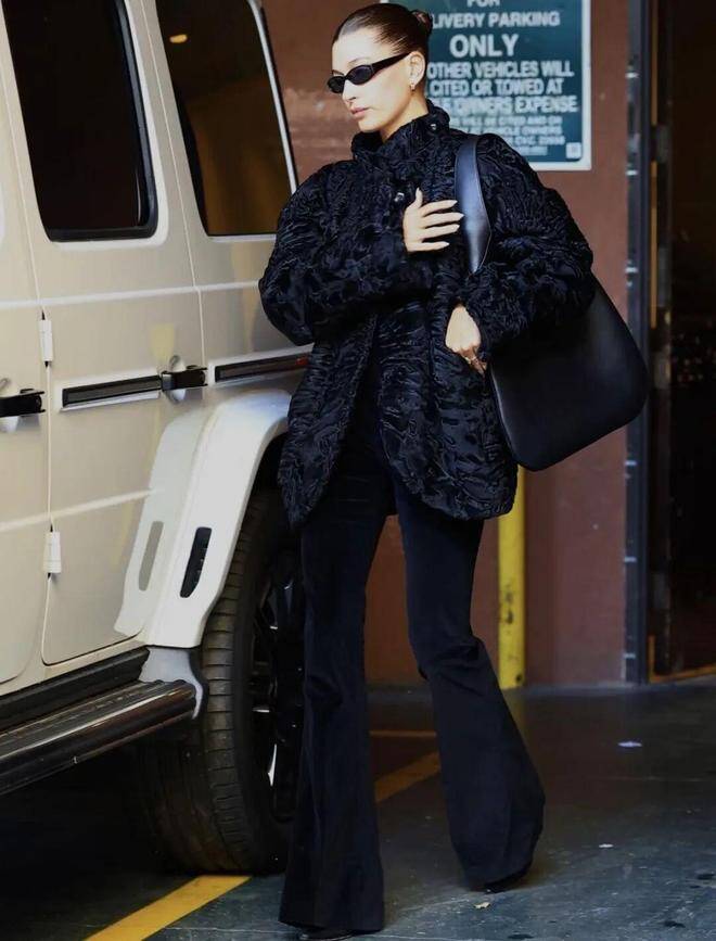 Đừng vội vứt những quần áo cũ này, 4 món đồ amp;#34;cổamp;#34; đang được lăng xê mạnh mẽ giúp chị em đẹp thanh lịch - 12