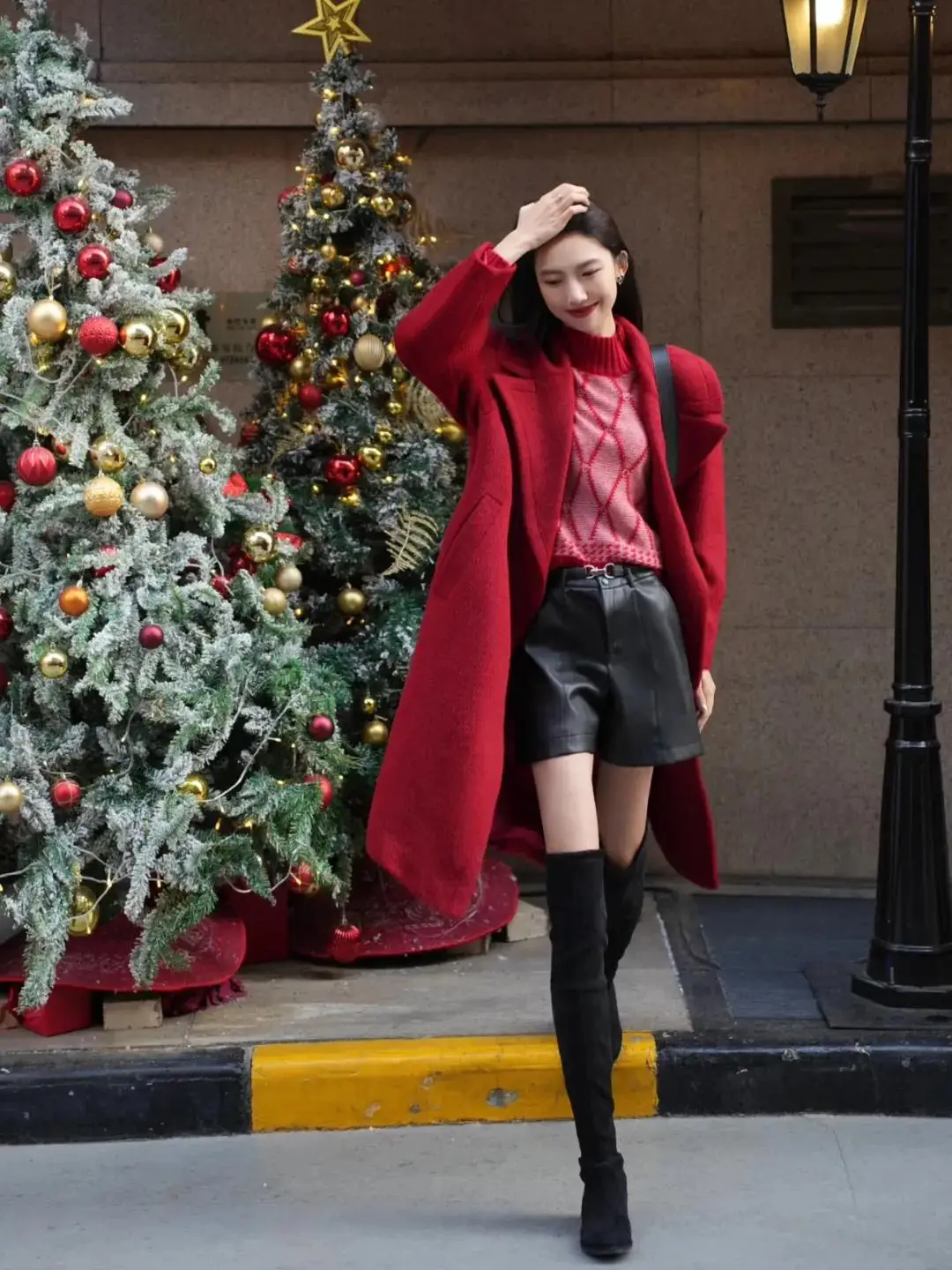 Trót mua áo khoác đỏ diện Tết, đây là 8 cách phối đồ giúp bạn khỏi lo amp;#34;sếnamp;#34;, càng mặc càng sang - 8