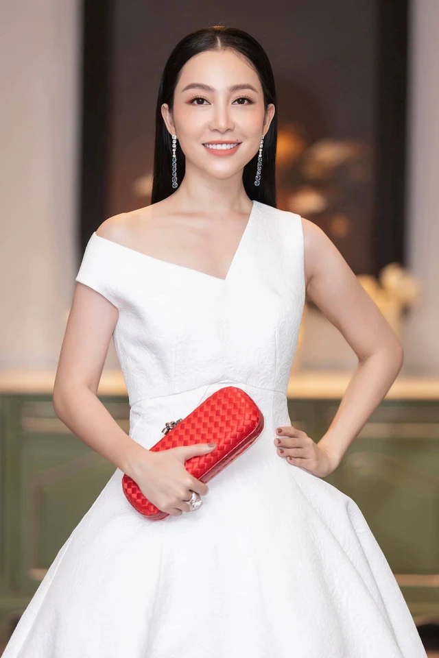 Linh Nga được mệnh danh chim công làng múa.