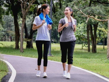 Đẹp - Đi bộ ngoài trời với đi bộ trên máy: Đâu là "chân ái" cho hành trình giảm cân của bạn?