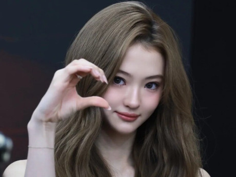 Nhan sắc tuổi 18 của "mẫu nhí đẹp nhất thế giới"