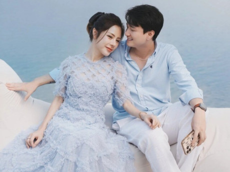 Thời trang - Vợ chồng Bạch Lan Phương - Huỳnh Anh mặc đồng điệu "đi khắp thế gian"