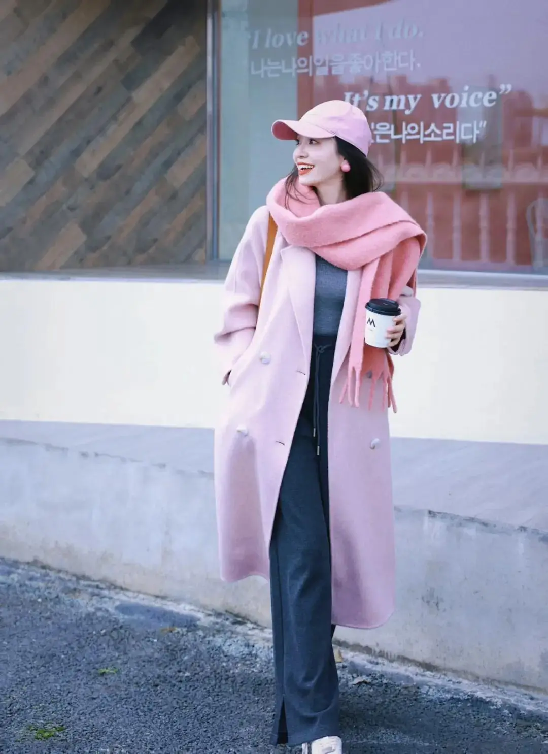 Phụ nữ U40 đừng chỉ diện màu trung tính: 6 combo màu nổi giúp trẻ như đôi mươi mà không hề amp;#34;cưa sừng làm nghéamp;#34; - 3