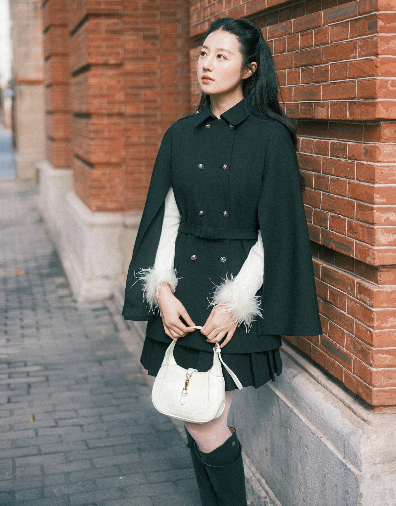 Vì cape đã nổi bật với phom dáng rộng, hãy giữ lớp bên trong tối giản, gọn gàng và vừa vặn để tổng thể cân đối, tôn trọn đường nét thanh thoát của thiết kế.