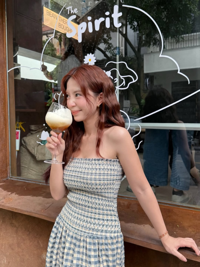 Mẫn Tiên là một tín đồ của váy. Cô khoác lên mình chiếc váy quây ôm dáng với họa tiết caro nhỏ, gợi cảm giác vừa cổ điển vừa tươi mới. Phom dáng tôn đường cong mềm mại, phần thân trên ôm gọn kết hợp chân váy xòe nhẹ tạo nên sự cân bằng hoàn hảo giữa quyến rũ và trong trẻo.