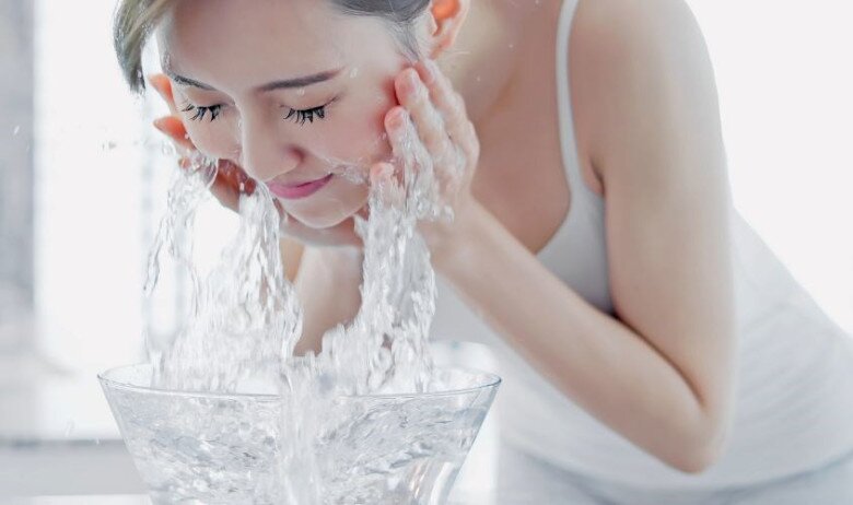 Phụ nữ Nhật có làn da căng bóng như phủ sương bất chấp tuổi tác nhờ 5 nguyên tắc rửa mặt giúp chống lão hoá - 3