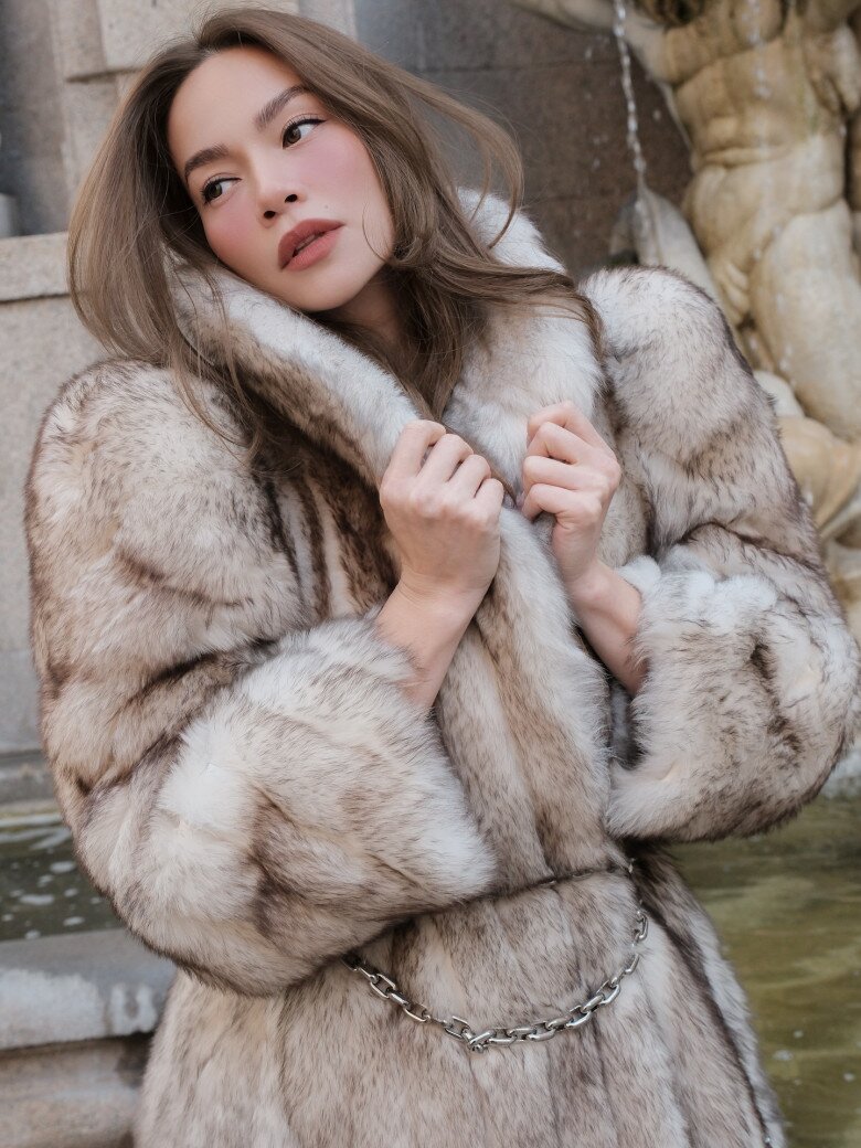 Hồ Ngọc Hà mặc áo khoác hơn 600 triệu đồng theo mốt amp;#34;giấu quầnamp;#34; khoe amp;#34;cặp kiếm Nhậtamp;#34; cực bén trên phố - 2