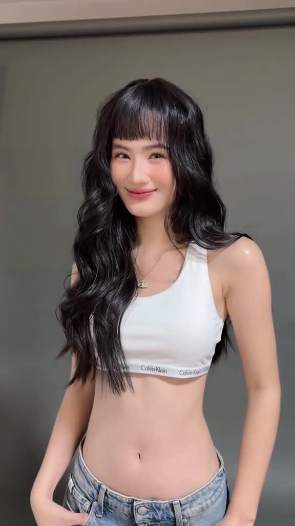 Từ khi đăng quang, Ý Nhi vốn gắn liền với mái tóc dài rẽ ngôi, để lộ trán, xây dựng hình ảnh thanh lịch, đúng chất hoa hậu. Việc chuyển sang để mái thưa mang đến cho cô vẻ ngoài đáng yêu, gần gũi hơn. 