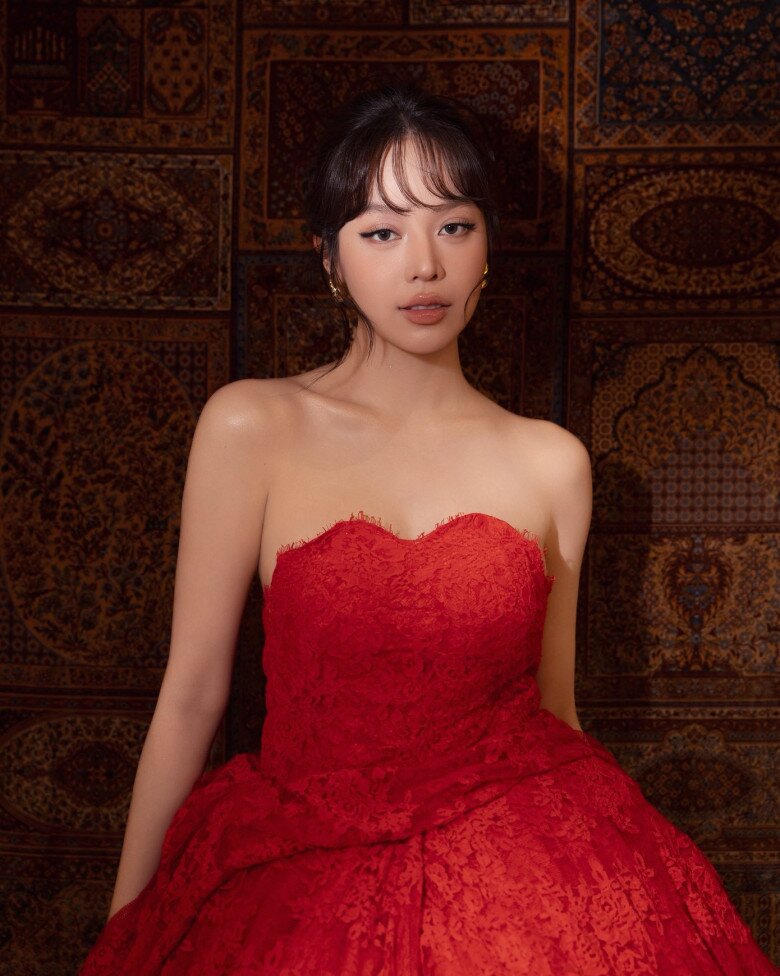 Tuy nhiên, không phải ý kiến nào cũng đồng tình với việc Thanh Thủy để mái. Một bộ phận khán giả cho rằng kiểu tóc này khiến cô trông già hơn so với hình ảnh thường thấy. 