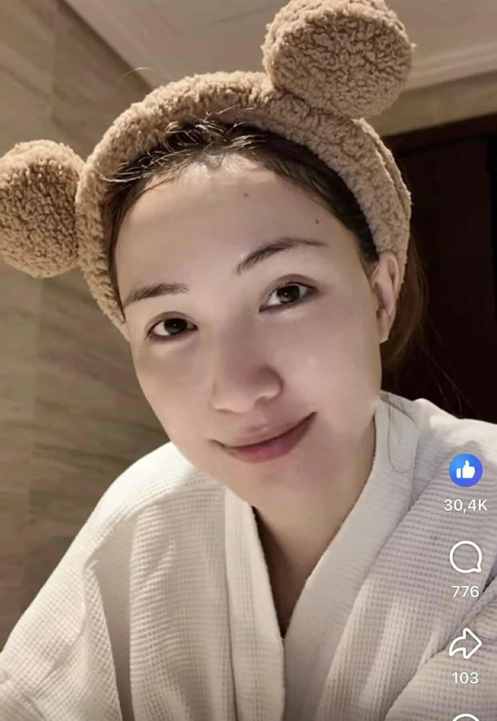 Mặt mộc của Hòa Minzy sau khi tẩy trang khiến nhiều người trầm trồ vì làn da mịn màng, trắng sáng.