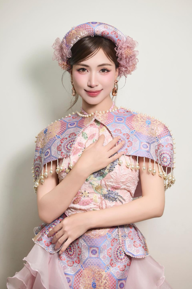 Hòa Minzy là giọng ca đầy nổi bật trong năm qua, vừa xinh đẹp lại tài năng.