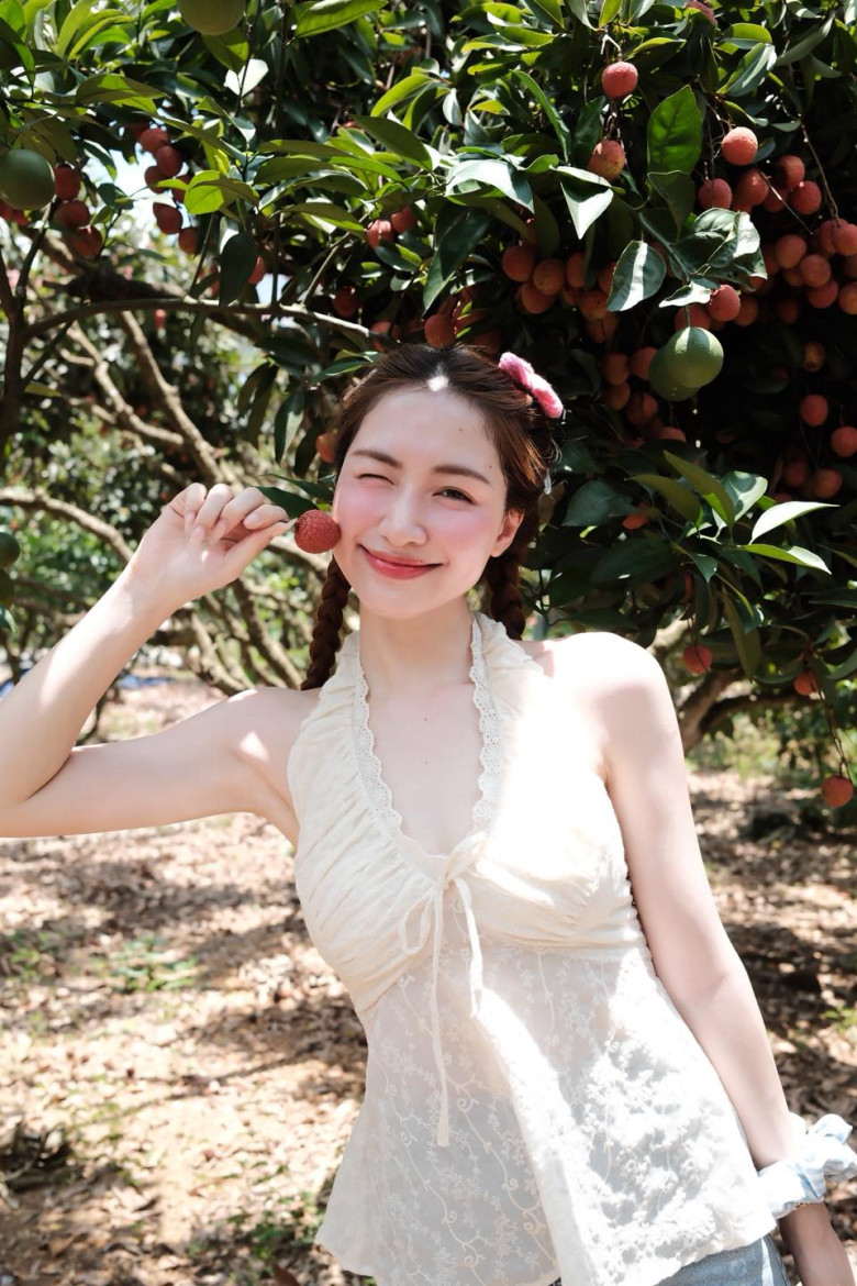 Hòa Minzy có thói quen uống collagen trước khi đi ngủ giúp cô có làn da căng bóng, láng mịn.