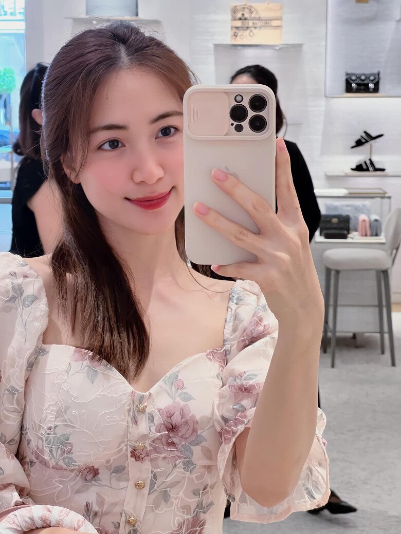 Làn da của bà mẹ 1 con khi make up nhẹ nhàng vẫn tỏa sáng nhờ sở hữu làn da mịn đẹp.