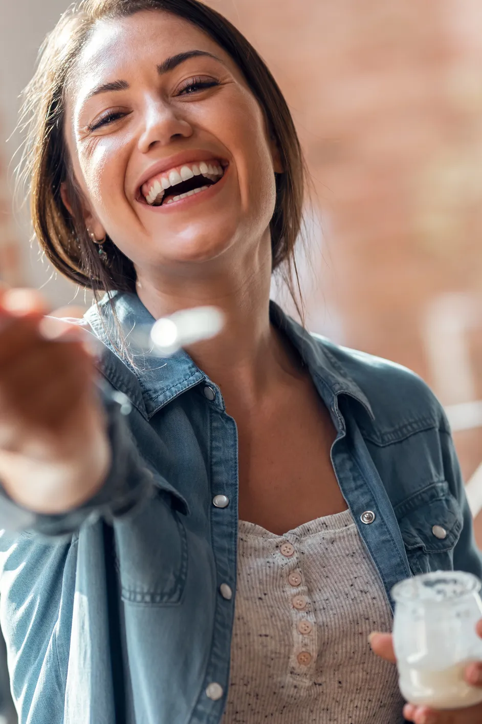 Sữa chua Skyr giàu protein giúp duy trì cơ bắp, vóc dáng săn chắc hơn.