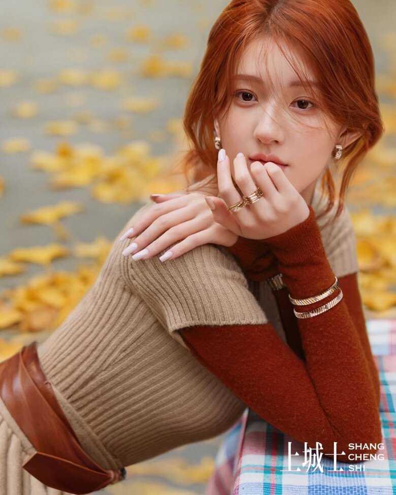 So với nhiều màu tóc thiên cam khác, nâu cam ghi điểm ở độ “sạch” và trong trẻo. Mái tóc ánh lên vẻ bóng mượt tự nhiên, không bị xỉn màu. 