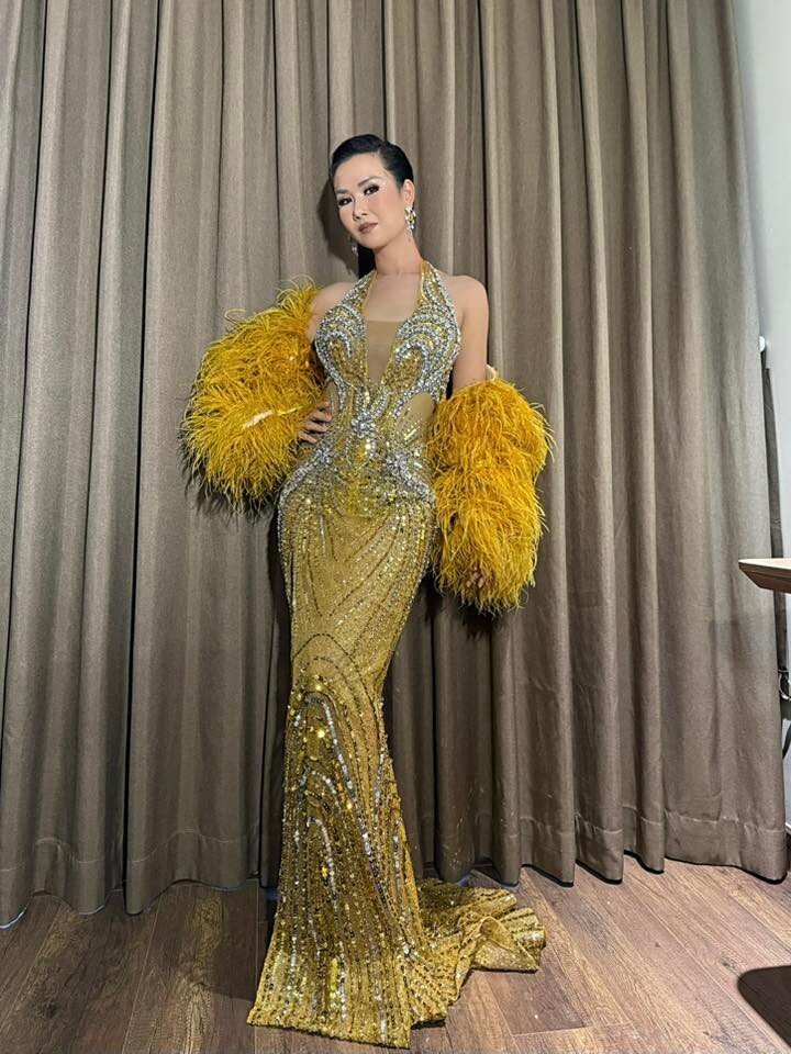 Người đẹp hiện tại tự tin diện các thiết kế ôm sát khoe trọn đường cong chữ S và vòng eo nhỏ nhắn.