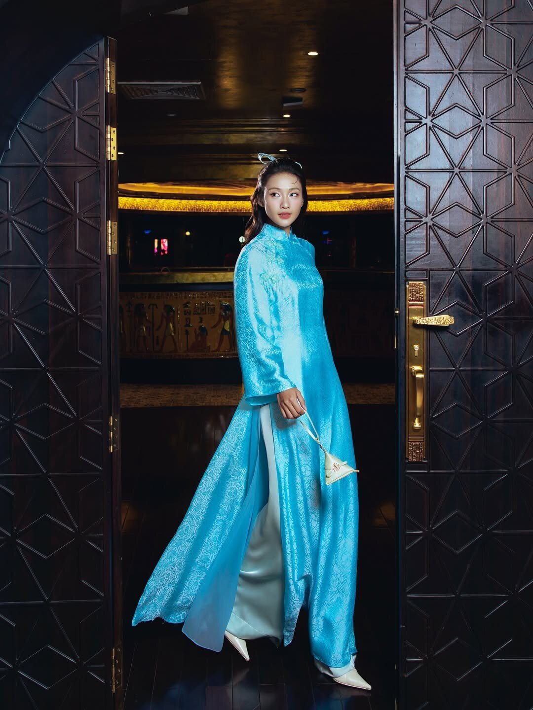 Mua giày gì để mặc với áo dài? 5 đôi giày đẹp lại tôn dáng, amp;#34;kéo dài chânamp;#34; cho hội chị em xúng xính đi chơi Tết - 6