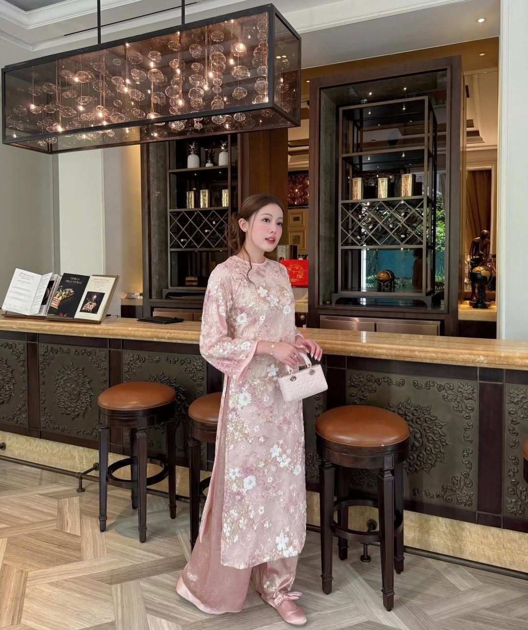 Mua giày gì để mặc với áo dài? 5 đôi giày đẹp lại tôn dáng, amp;#34;kéo dài chânamp;#34; cho hội chị em xúng xính đi chơi Tết - 15