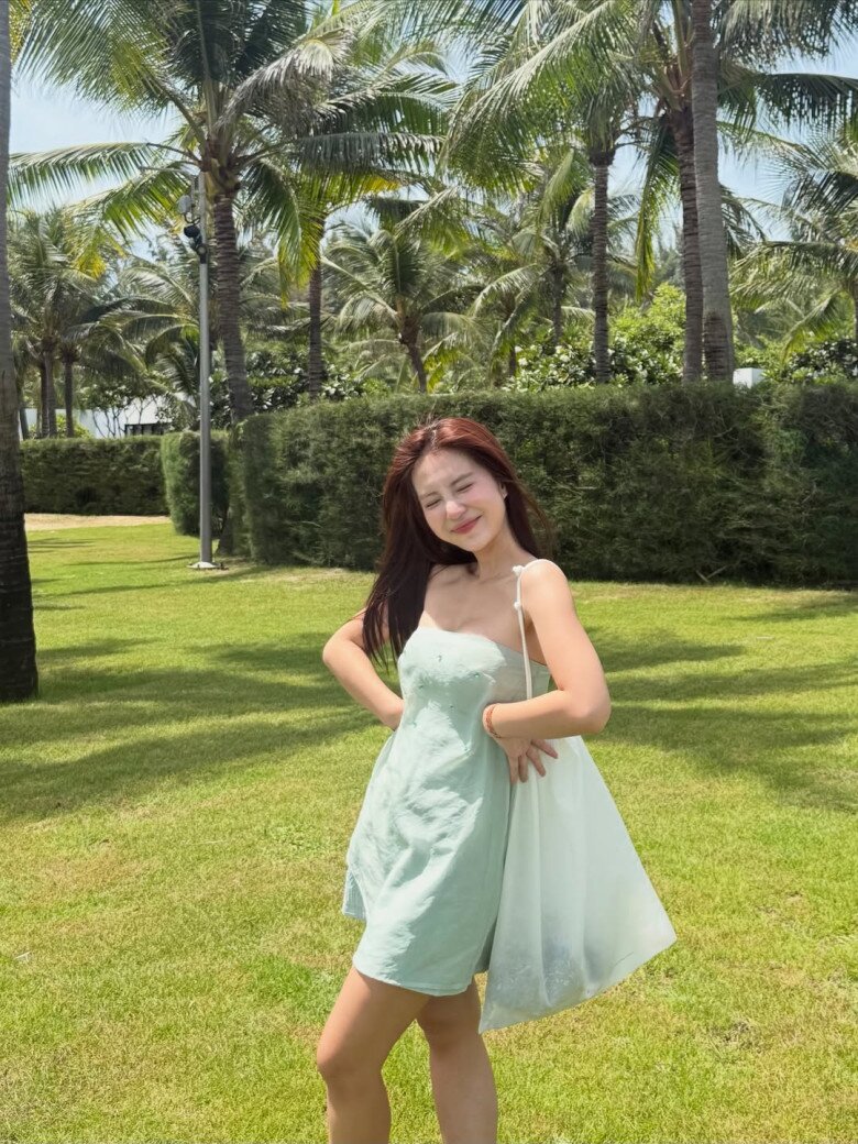 Váy quây dáng ngắn màu xanh pastel mát mắt là lựa chọn tuyệt vời cho những chuyến du lịch nghỉ dưỡng. Thiết kế dáng ngắn giúp chị em khoe khéo đôi chân và kéo dài vóc dáng hơn.