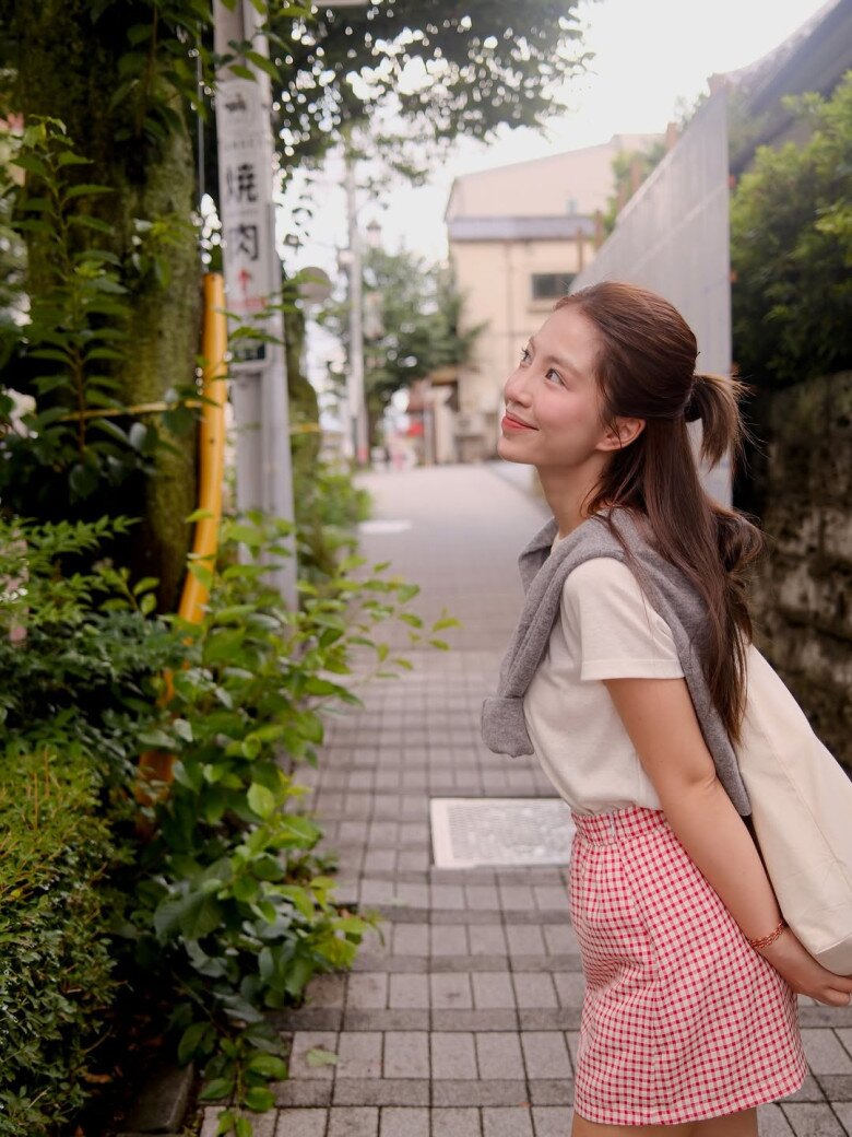 Áo thun trắng cơ bản đi cùng chân váy mini caro đỏ là công thức kinh điển của phong cách casual trẻ trung giúp Mẫn Tiên dễ dàng hack dáng. Điểm nhấn nằm ở chiếc áo len khoác hờ trên vai đủ để tạo chiều sâu cho tổng thể.