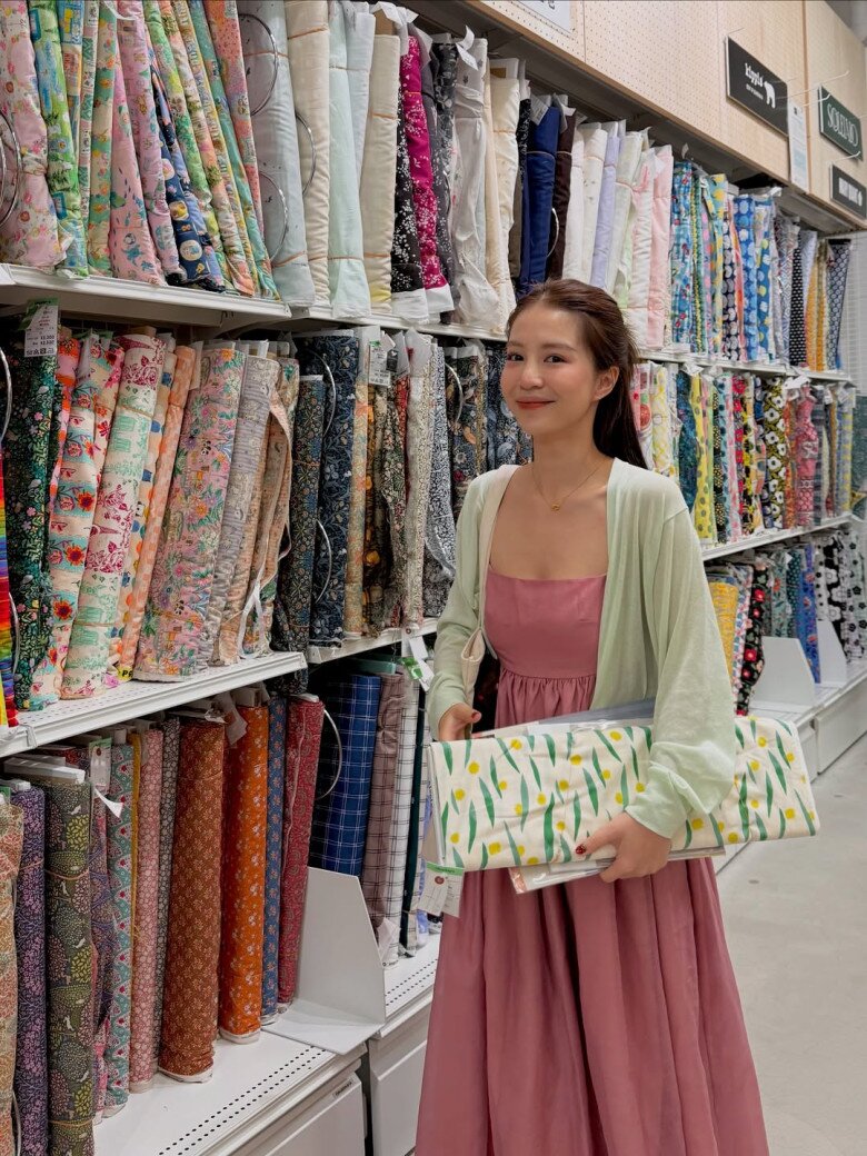 Nàng hotgirl diện chiếc váy hai dây màu hồng phấn mang phom dáng mềm mại, kết hợp cùng cardigan xanh nhạt tạo nên bảng màu pastel dịu mắt - xu hướng luôn được ưa chuộng trong mùa Xuân Hè. Tổng thể toát lên tinh thần “effortless chic”.