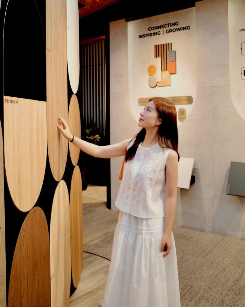 Mẫn Tiên lựa chọn set đồ trắng đồng bộ gồm áo sát nách và chân váy dài xếp tầng. Phom dáng thoáng, đường cắt gọn gàng cùng bảng màu đơn sắc tạo nên vẻ ngoài tinh khiết nhưng không hề đơn điệu.